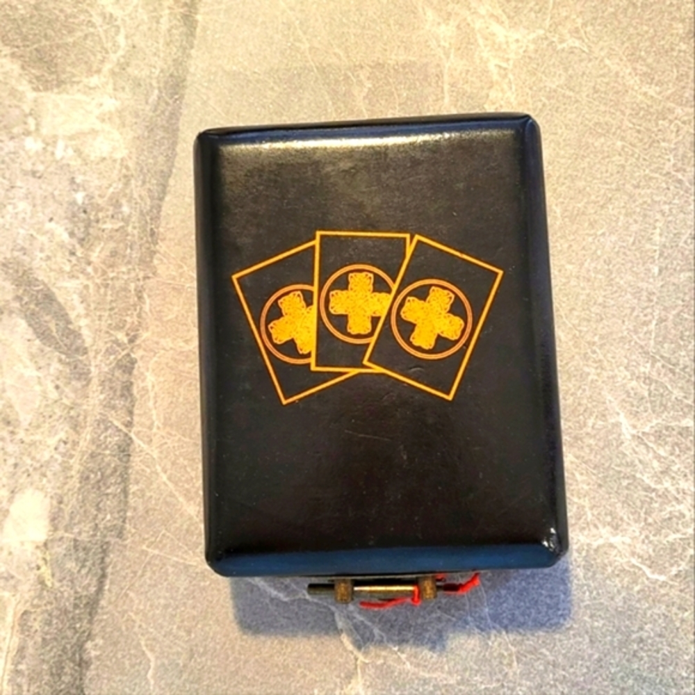 VINTAGE WOODEN BOX WITH PIN CLOSURE